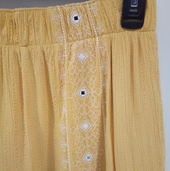 AEO Yellow Crape Jewled Lined Shorts Pull On Made in India S American Eagle - Picture 2 of 10